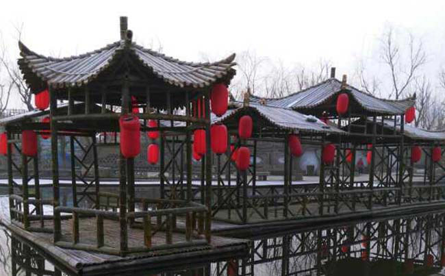 农家乐红灯笼的竹排